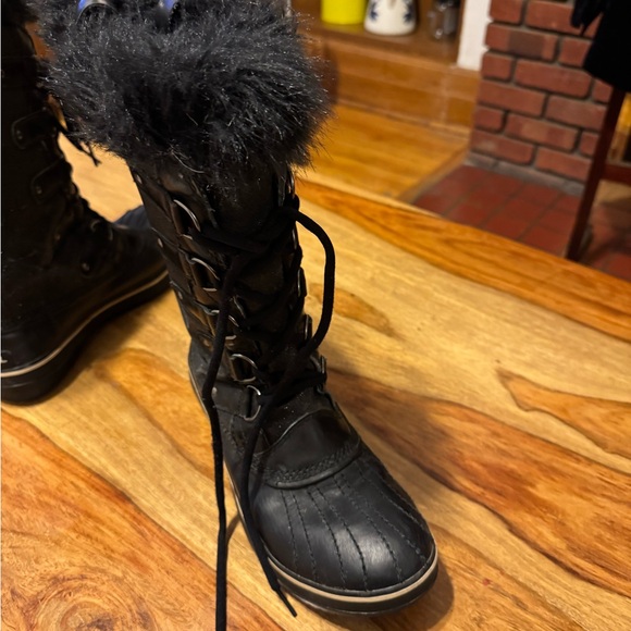 Sorel Black Winter Boots with Fur Trim used once size 10 in like new condition - Picture 6 of 11